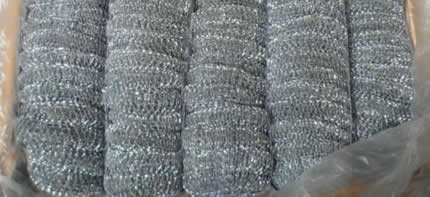 knitted mesh and spiral wire scourer